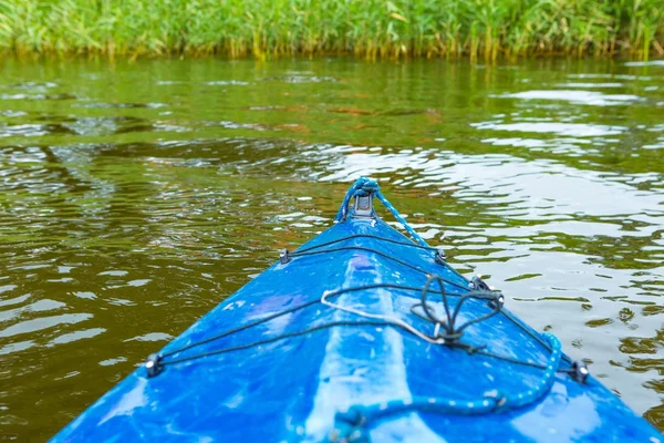 Kayak au bord d'une rivière sauvage en pologne (rivière Omulew) ) — Photo