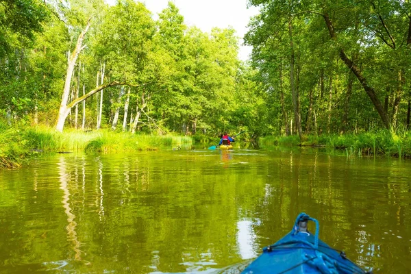 Kajakpaddling med vilda floden i Polen (Omulew flod) — Stockfoto