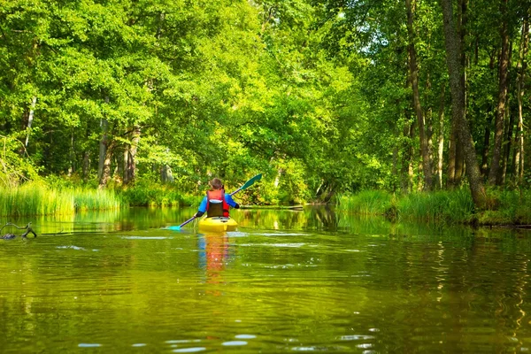 Kayak in riva al fiume selvaggio in Polonia (fiume Omulew ) — Foto Stock