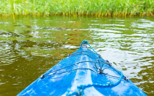 Caiaque pelo rio selvagem na Polônia (Omulew river ) — Fotografia de Stock