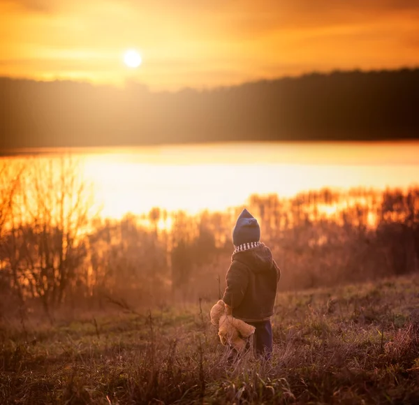 Boy playing outdoor in autumn scenery. — Stock Photo, Image