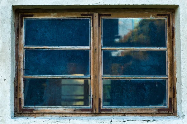 Gamla övergivna fönster, detalj av ett fönster i ett hus — Stockfoto