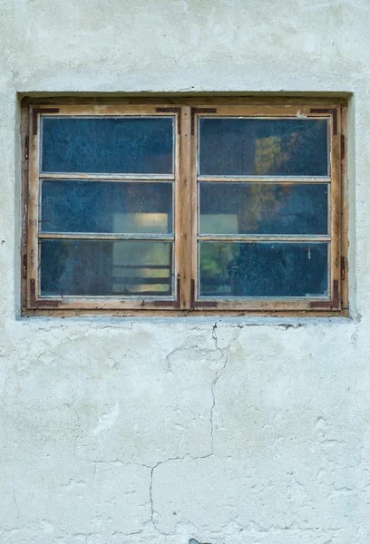 Vieille fenêtre abandonnée, détail d'une fenêtre d'une maison — Photo