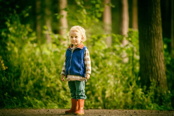Lilla kaukasiska pojke spela utomhus i sommar. — Stockfoto