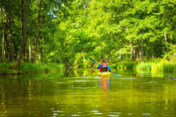 Kayak au bord d'une rivière sauvage en pologne (rivière Omulew) ) — Photo