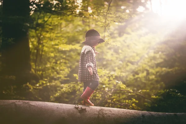 Garçon dans chapeau jouer en plein air dans la forêt d'été — Photo