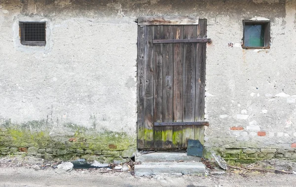 木製ドースと古い家の壁 — ストック写真