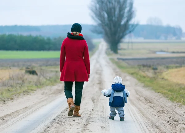 Moeder en kind op zanderige weg — Stockfoto