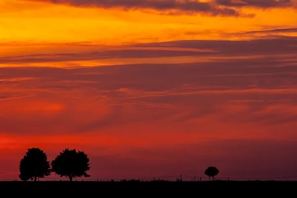 Por do sol sobre o campo rural — Fotografia de Stock