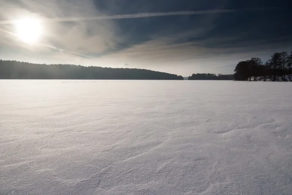 Winter veld landschap bij zonsondergang — Stockfoto