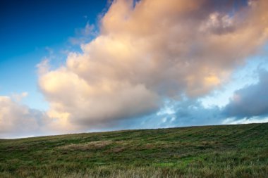 alan üzerinde dramatik gökyüzü