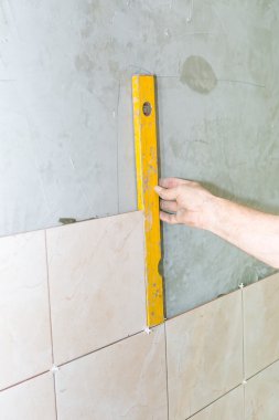 El ile ruh düzeyi gri duvar çinileri ile karşı