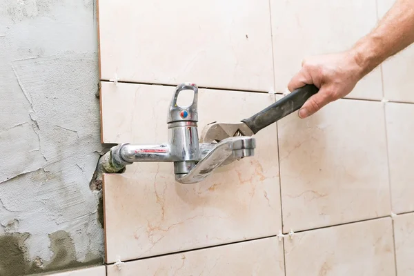 Vatten fastställande - rörmokare händer med wratch fix tap — Stockfoto