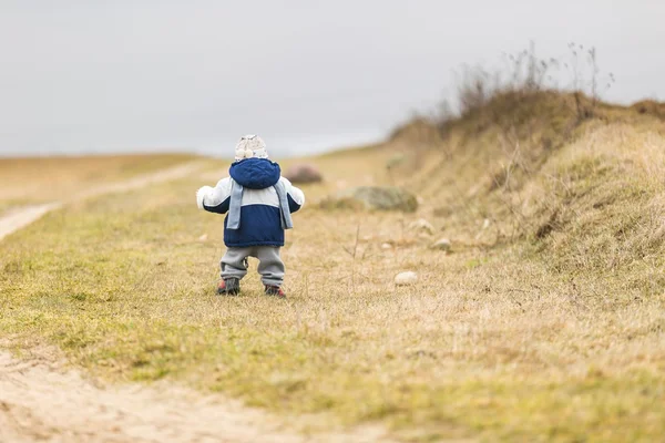 Criança caminhando — Fotografia de Stock