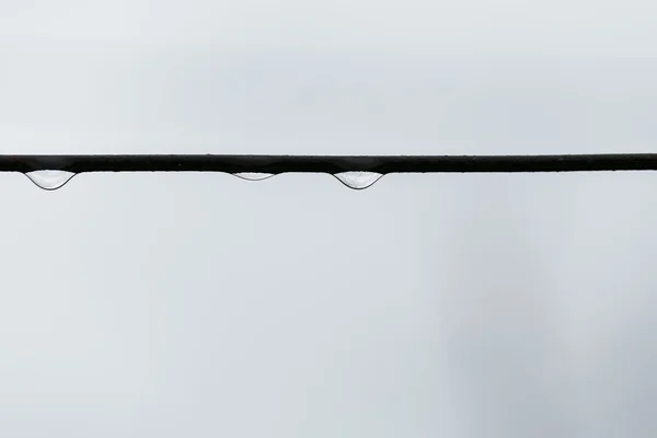 Közelről vízcseppek lóg a vonal — Stock Fotó