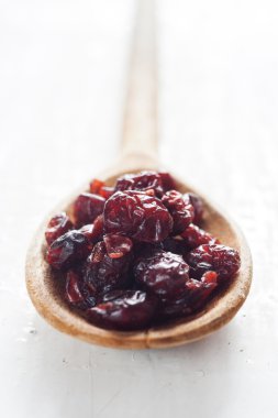 İçinde tahta kaşık kuru üzüm