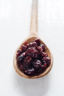 İçinde tahta kaşık kuru üzüm