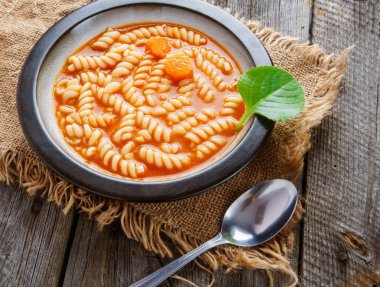 Makarnalı domates çorbası.