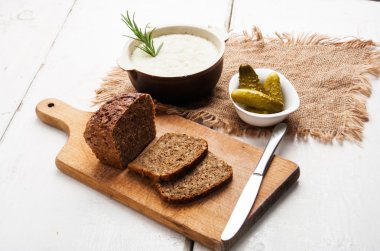 Cracklings, sarımsak ve elma ile domuz yağı