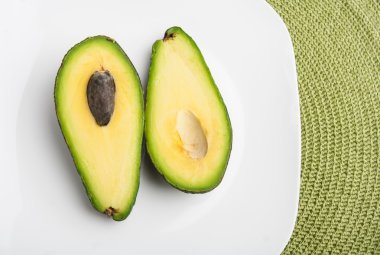 Beyaz plaka üzerinde avokado dilimleri