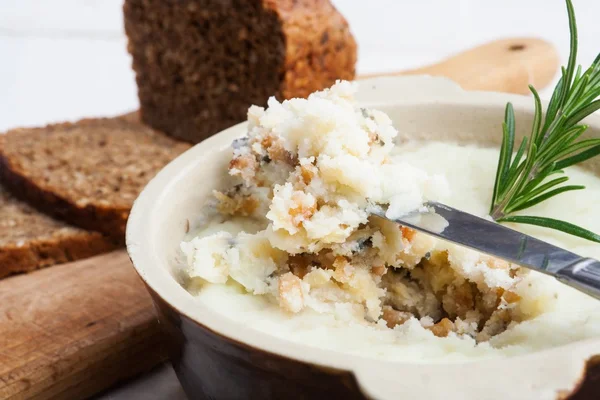 Cracklings, sarımsak ve elma ile domuz yağı