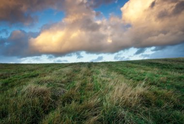 alan üzerinde dramatik gökyüzü