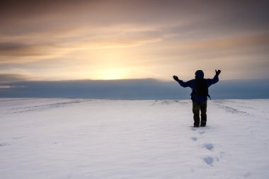 Kar alan bir adam ile