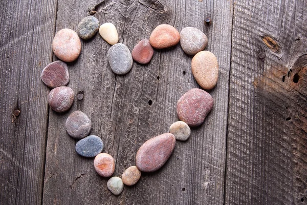 Cuore di pietra sul tavolo di legno — Foto Stock