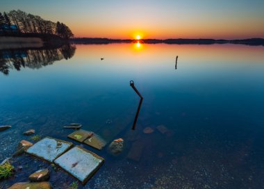 Günbatımı gölde. Yer demirleme tekneler.