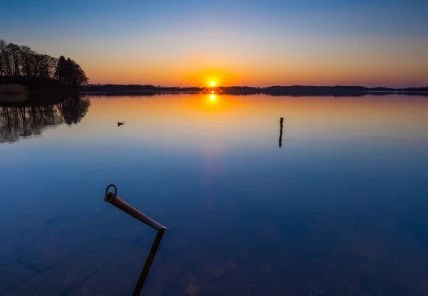 Lago ao pôr-do-sol. Barcos atracar lugar . — Fotografia de Stock