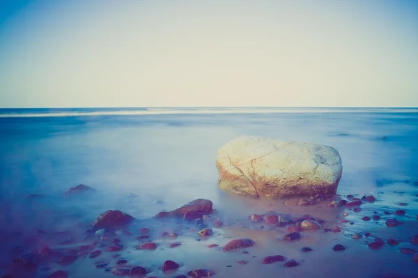 多石的海滨日落时的旧照片 — 图库照片