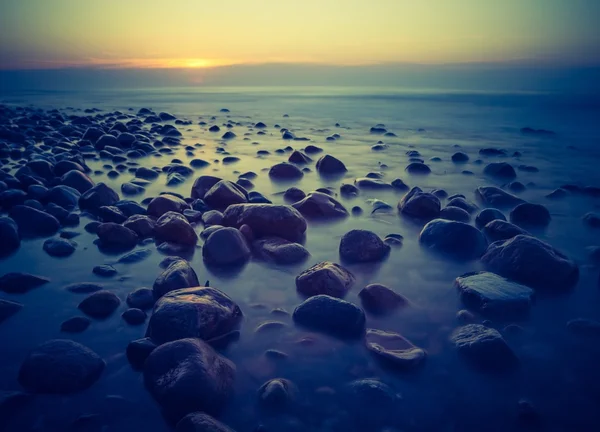 Foto vintage da costa rochosa do mar ao pôr do sol — Fotografia de Stock