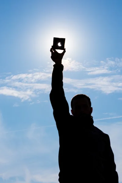 Mann zeigt Sonnenfinsternis — Stockfoto