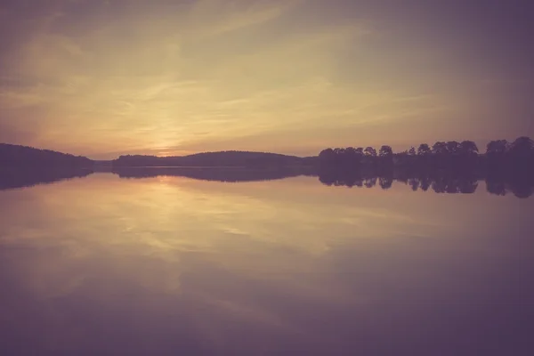 Archiwalne zdjęcie zachód słońca nad jeziorem — Zdjęcie stockowe