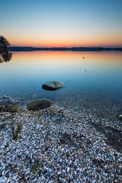 Gün batımında göl manzara — Stok fotoğraf