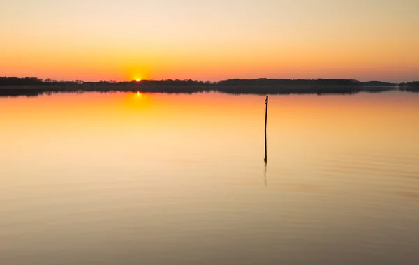 Lake landschap bij zonsondergang — Stockfoto