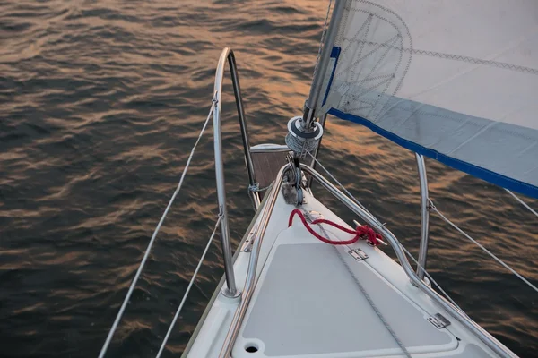 Yacht on lake — Stock Photo, Image