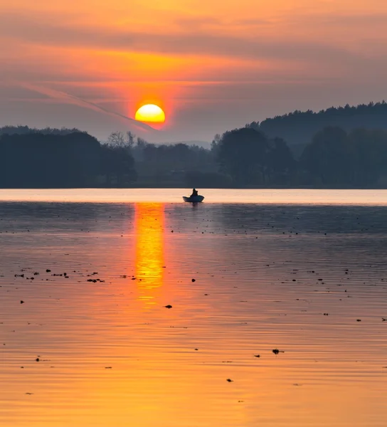 Balıkçı tekne manzara ile gün batımı göl.