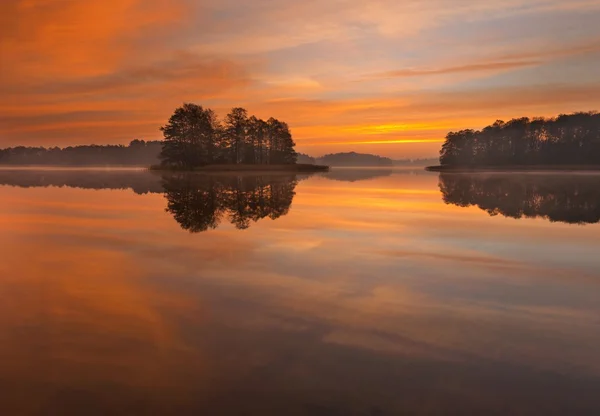 美しい湖の日の出風景 — ストック写真