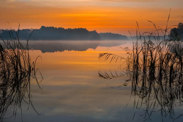 Güzel göl gündoğumu manzara — Stok fotoğraf
