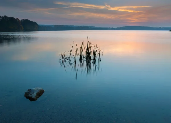 Hermoso lago amanecer paisaje — Foto de Stock
