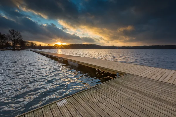 Sjön landskap med brygga — Stockfoto