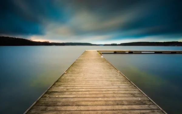 Paisaje del lago con embarcadero. Exposición prolongada —  Fotos de Stock