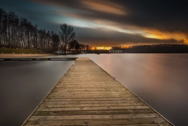 Paisaje del lago con embarcadero. Exposición prolongada — Foto de Stock