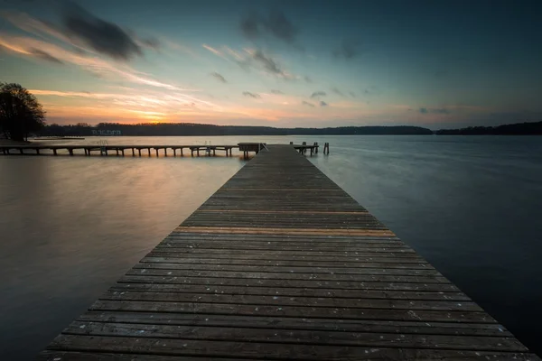 Göl manzara iskelesi ile. Uzun süreli pozlama — Stok fotoğraf