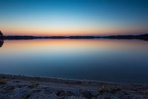 日没後の湖. — ストック写真