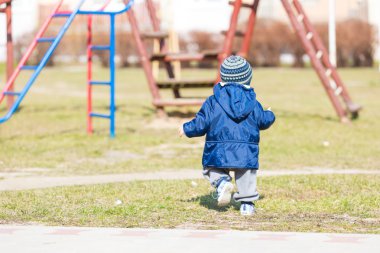 Yürümeye başlayan çocuk dışında