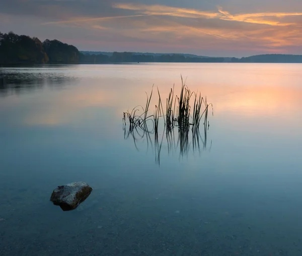 Hermoso lago amanecer paisaje — Foto de Stock