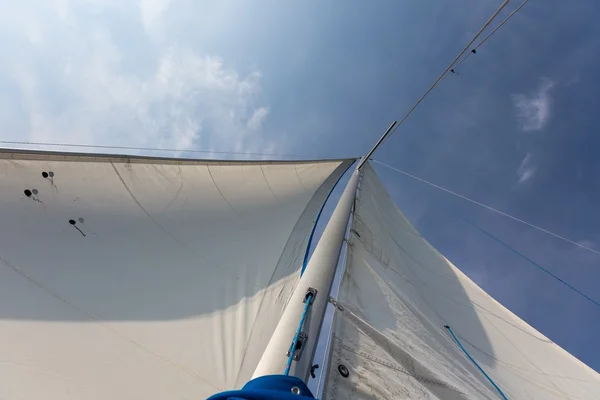 Yacht on lake — Stock Photo, Image