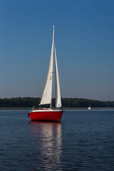 Yacht on lake — Stock Photo, Image